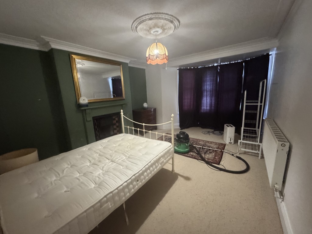 Lot: 33 - SUBSTANTIAL PROPERTY PREVIOUSLY ARRANGED AS TWO FLATS REQUIRING IMPROVEMENT - 41A bedroom